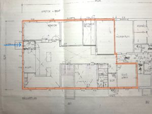 Den arkitektoniska planlösningen för en byggnad med namnet Apotek har rum som Kontor och Glasarkiv. Måtten är tydligt markerade, med en tjock orange linje som markerar omkretsen, detaljerat för Överkalixbostäders potentiella hyreslägenheterutveckling. Olika designdetaljer och mått är kommenterade.