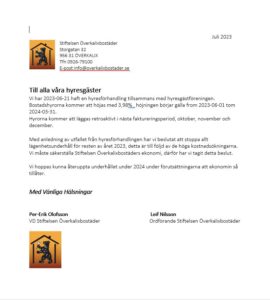 Ett brevpappersdokument från Stiftelsen Överkalixbostäder, daterat juli 2023, har ett elegant svart och orange emblem. Den innehåller kontaktuppgifter och ett svenskt brev till hyresgäster i hyreslägenheter om hyreshöjningar. Det avslutas med namnunderskrifter från Per-Erik Olofsson och Leif Nilsson.