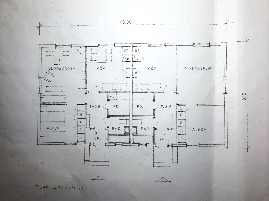Björkvägen, Ringvägen.jpg En svartvit arkitektonisk planlösning av Överkalixbostäders hyreslägenheter har två spegelsektioner med märkta rum: kök, vardagsrum, badrum och alkov. En central korridor delar sektionerna, med mått markerade upptill och höger sida.