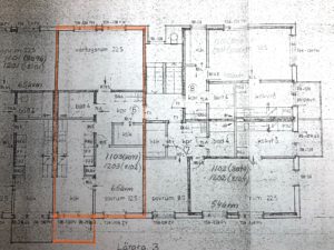 Planlösning för ett flerfamiljshus med flera markerade rum och mått. En lägenhet är markerad med orange markering, vilket markerar dess rum och planlösning.