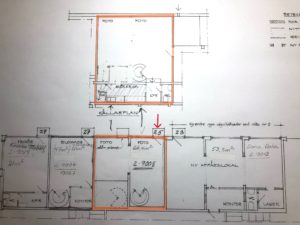 Arkitektonisk planlösning med rum märkta FOTO, kontorsutrymmen och förvaringsutrymmen. Mått är markerade med handskrivna anteckningar av Överkalixbostäder. En pil pekar mot mitten med ytterligare handskrivna kommentarer om potentiella hyreslägenheter.