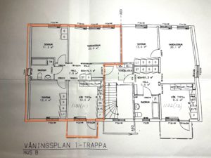 Ritning av ett hus märkt VÅNINGSPLAN 1-TRAPPA, som påminner om Överkalixbostäder hyreslägenheter. Här finns rymliga sovrum, mysiga vardagsrum, moderna badrum och ett kök. Varje rums storlek anges i kvadratmeter för exakt planering.