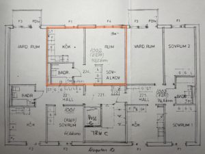 Arkitektonisk planlösning med flera märkta rum inklusive kök (KÖK), badrum (BADR) och sovrum (SOVRUM). Olika mått är noterade. Mittområdet är markerat i orange.