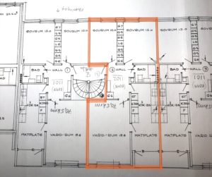 Planritningsskiss som visar flera rum märkta på svenska med mått, inklusive SOVRUM (sovrum), BAD (badrum) och VARD-RUM (vardagsrum). En central spiraltrappa är markerad i orange. Handskrivna anteckningar visas genomgående.