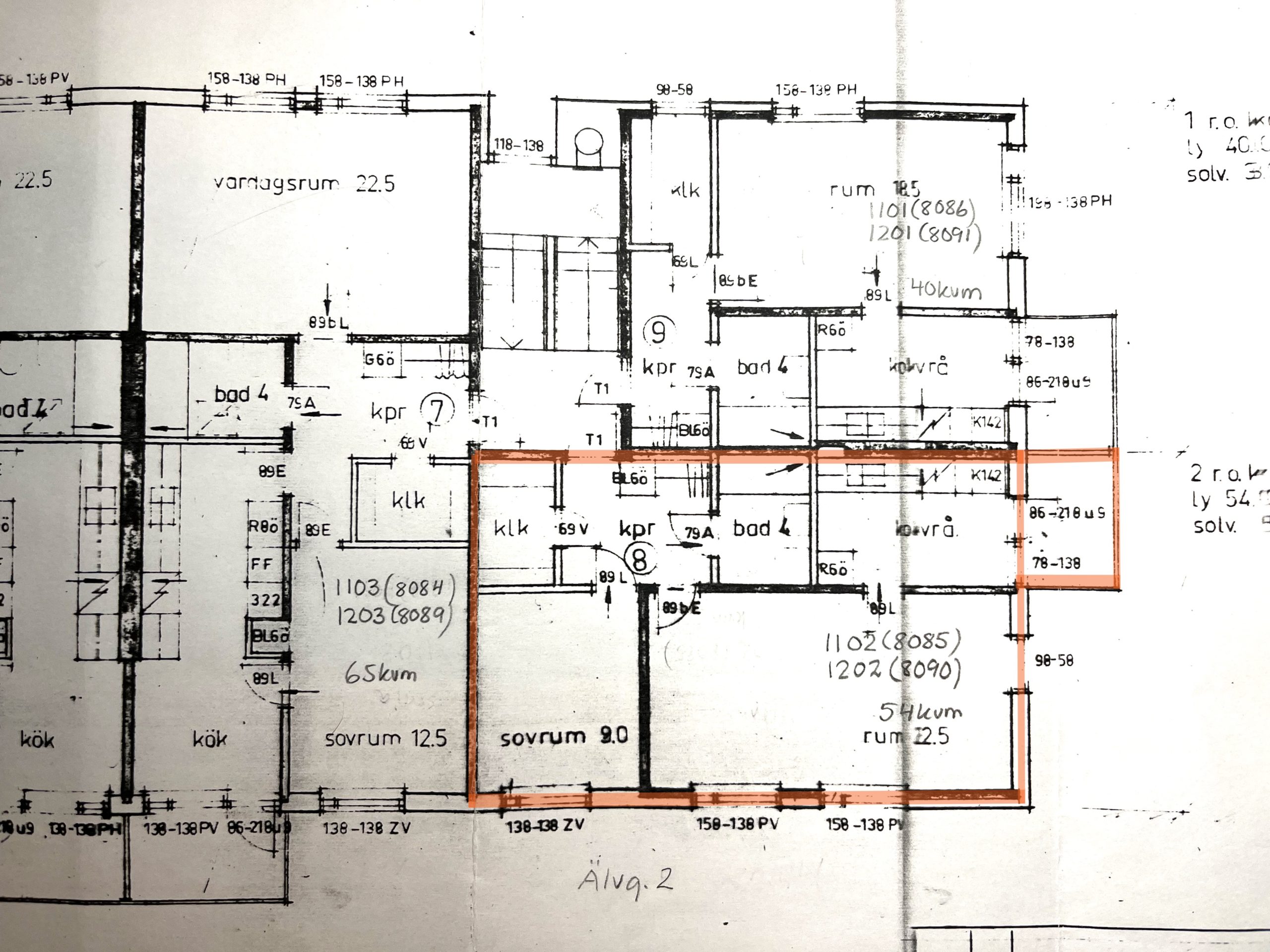 Arkitektonisk planlösning som visar flera rum med mått. En orange kontur markerar ett specifikt område. Olika anteckningar, etiketter och siffror beskriver rummets dimensioner och funktioner genom hela planen.