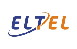 Bilden visar en logotyp med texten ELTEL med stora bokstäver. ELT är i blått, medan EL är i orange. En böjd, swoosh-liknande linje börjar från E i blått och slutar nära det sista L i orange.