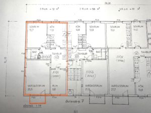 Planritningsskiss som visar lägenheter med märkta rum som sovrum (Sovrum), kök (Kök), vardagsrum (Vardagsrum), och badrum (Dåligt). Det markerade avsnittet beskriver en specifik enhet med dimensioner i kvadratmeter.