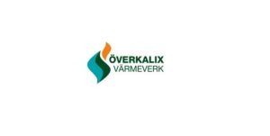 Logotyp för Överkalix Värmeverk med en stiliserad låga i turkos och orange, med namnet i fet grön text bredvid.
