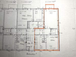 Ritning av en lägenhetslayout med flera märkta rum. Den centrala delen innehåller vard-rum (vardagsrum), kok (kök) och sovrum (sovrum). Den högra sektionen är markerad i orange. Olika mått och etiketter är synliga överallt.