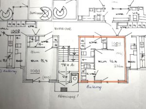 Planlösning med flera rum märkta med mått i kvadratmeter. Inkluderar detaljer som korridorer, balkonger och trappor. Noteringar och pilar indikerar rumsnummer och funktioner. Ett avsnitt är markerat i orange.