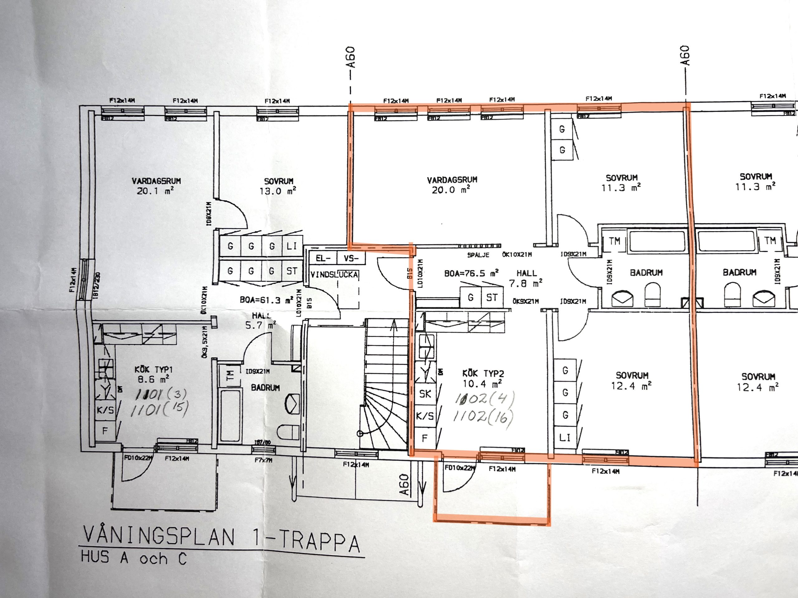 Planlösning för ett flerfamiljshus med flera markerade rum och mått. En central lägenhet är markerad med orange markering, vilket markerar dess rum och planlösning.