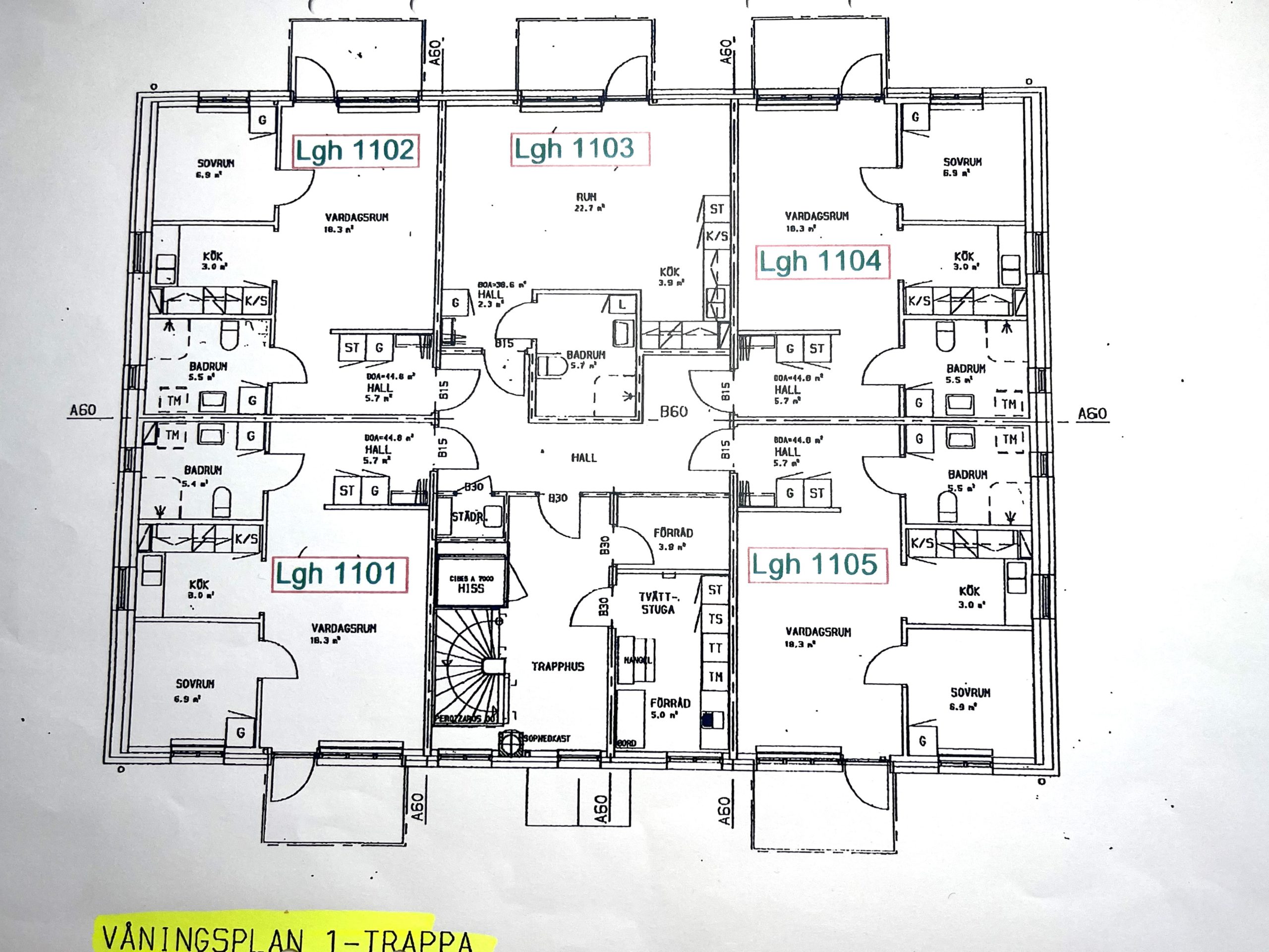 Handritad planlösning för ett flerfamiljshus med flera markerade rum och mått. 