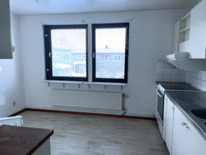 Matplats i ett kök med ljusa väggar. I förgrunden skymtar köksinredningen och en träfärgad bänkskiva,