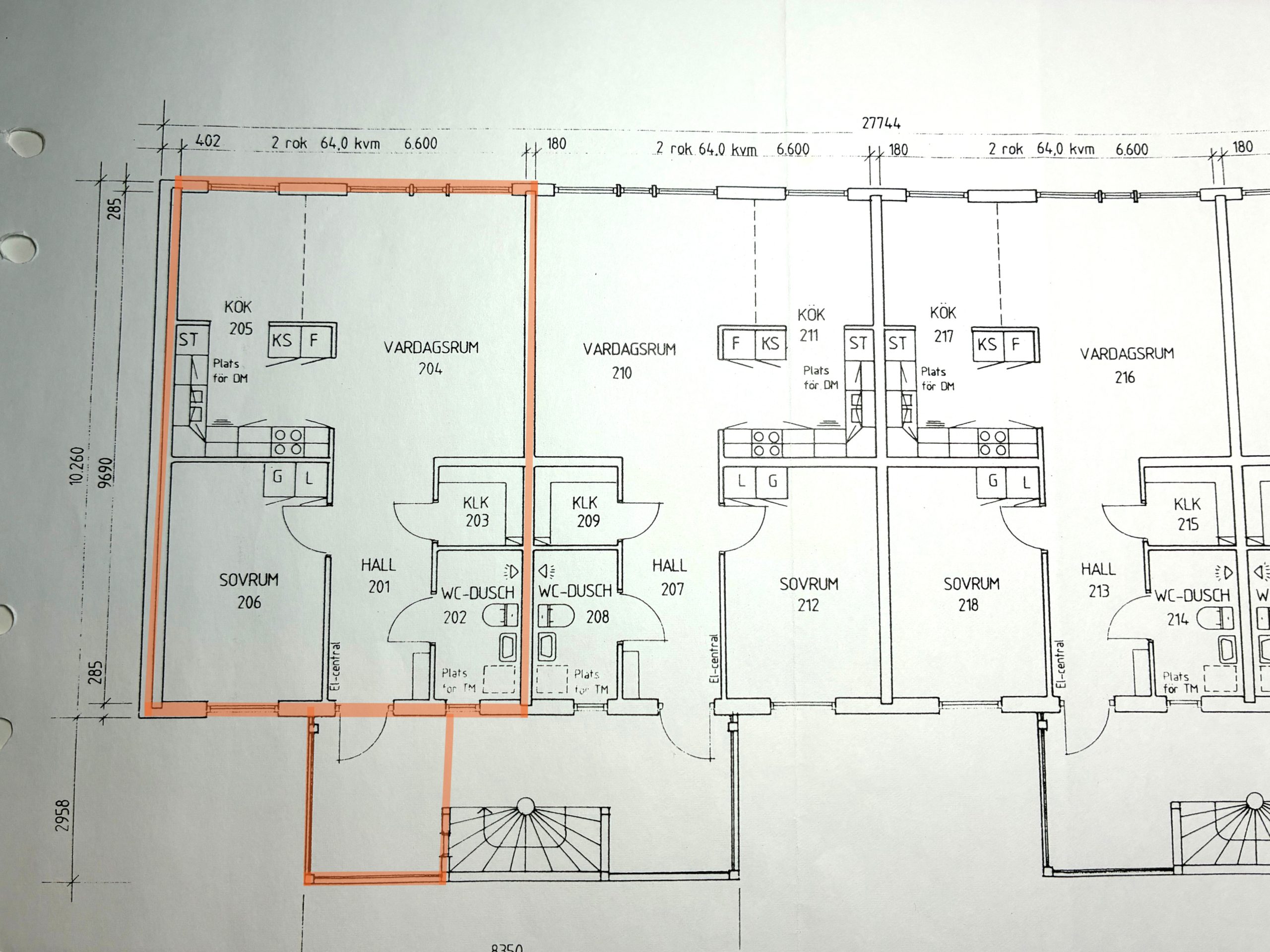 Planlösning för ett flerfamiljshus med flera markerade rum och mått. En lägenhet är markerad med orange markering, vilket markerar dess rum och planlösning.