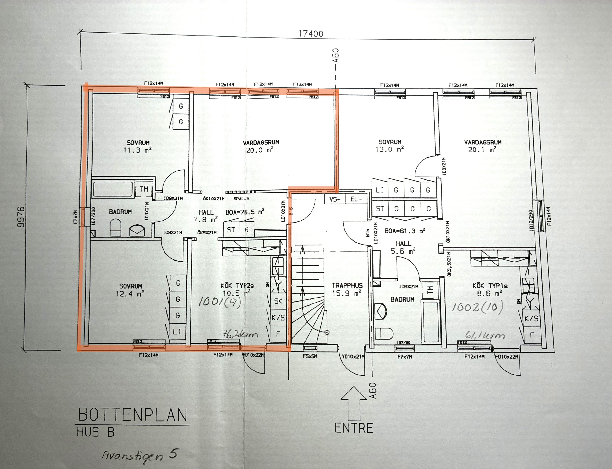 Planlösning för ett flerfamiljshus med flera markerade rum och mått. En lägenhet är markerad med orange markering, vilket markerar dess rum och planlösning.
