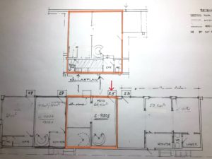 Planlösning för flertalet lokaler med flera markerade rum och mått. En lokal är markerad med orange markering, vilket markerar dess rum och planlösning i två plan.