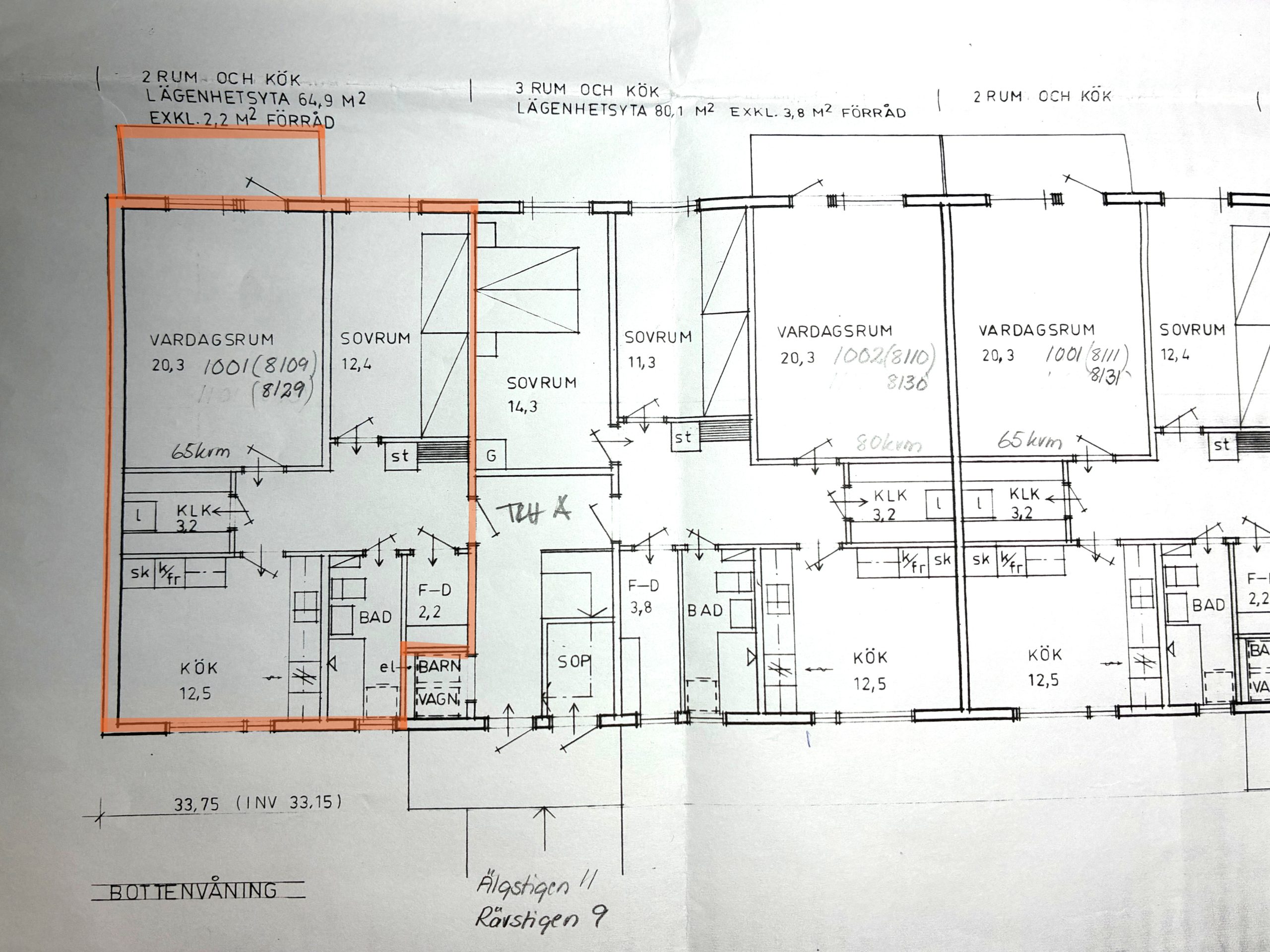 Planlösning för ett flerfamiljshus med flera markerade rum och mått. En lägenhet är markerad med orange markering, vilket markerar dess rum och planlösning.