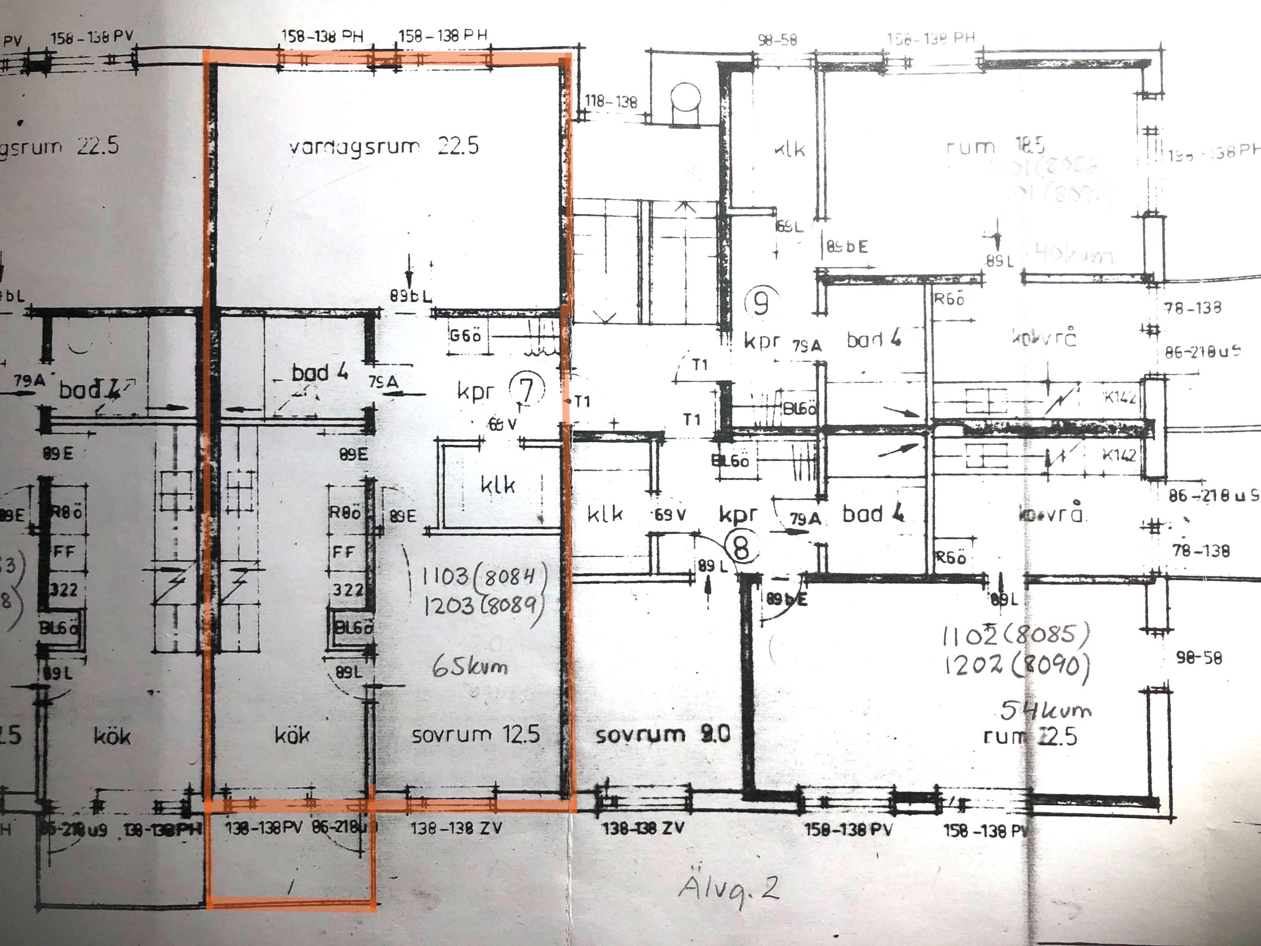 Planlösning för ett flerfamiljshus med flera markerade rum och mått. En lägenhet är markerad med orange markering, vilket markerar dess rum och planlösning.