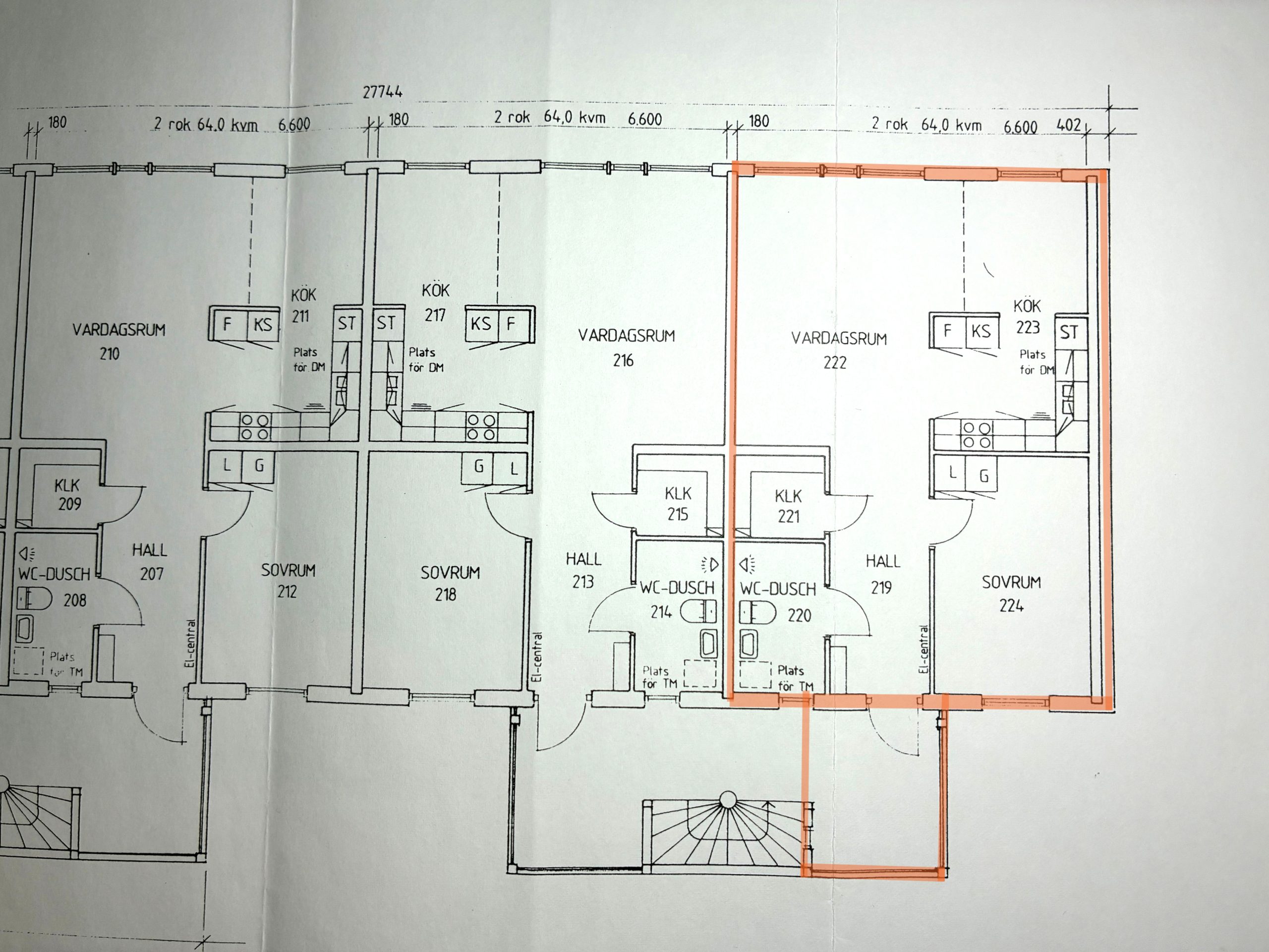 Planlösning för ett flerfamiljshus med flera markerade rum och mått. En lägenhet är markerad med orange markering, vilket markerar dess rum och planlösning.