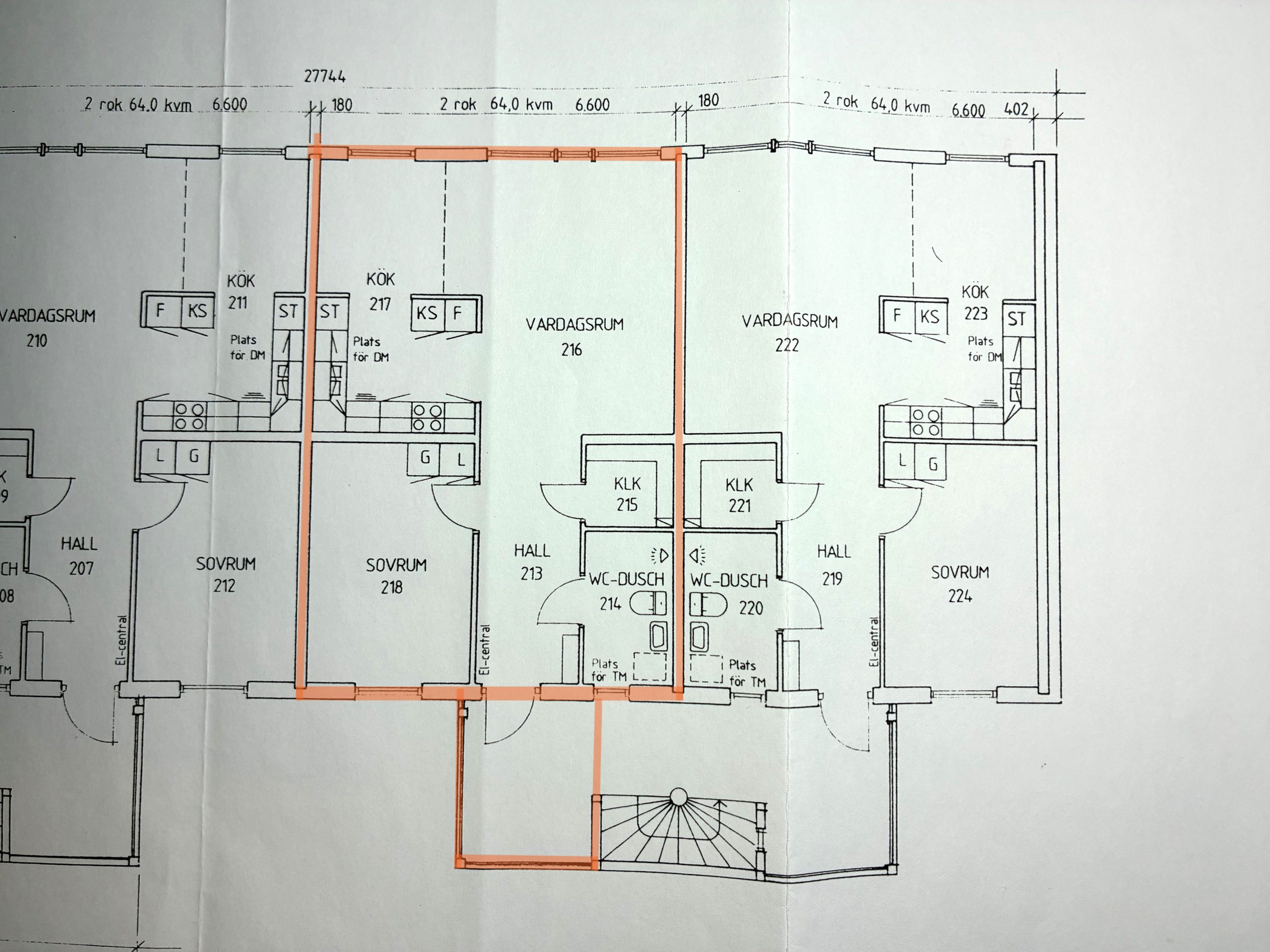Planlösning för ett flerfamiljshus med flera markerade rum och mått. En lägenhet är markerad med orange markering, vilket markerar dess rum och planlösning.