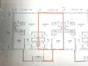 Planlösning för ett flerfamiljshus med flera markerade rum och mått. En lägenhet är markerad med orange markering, vilket markerar dess rum och planlösning.