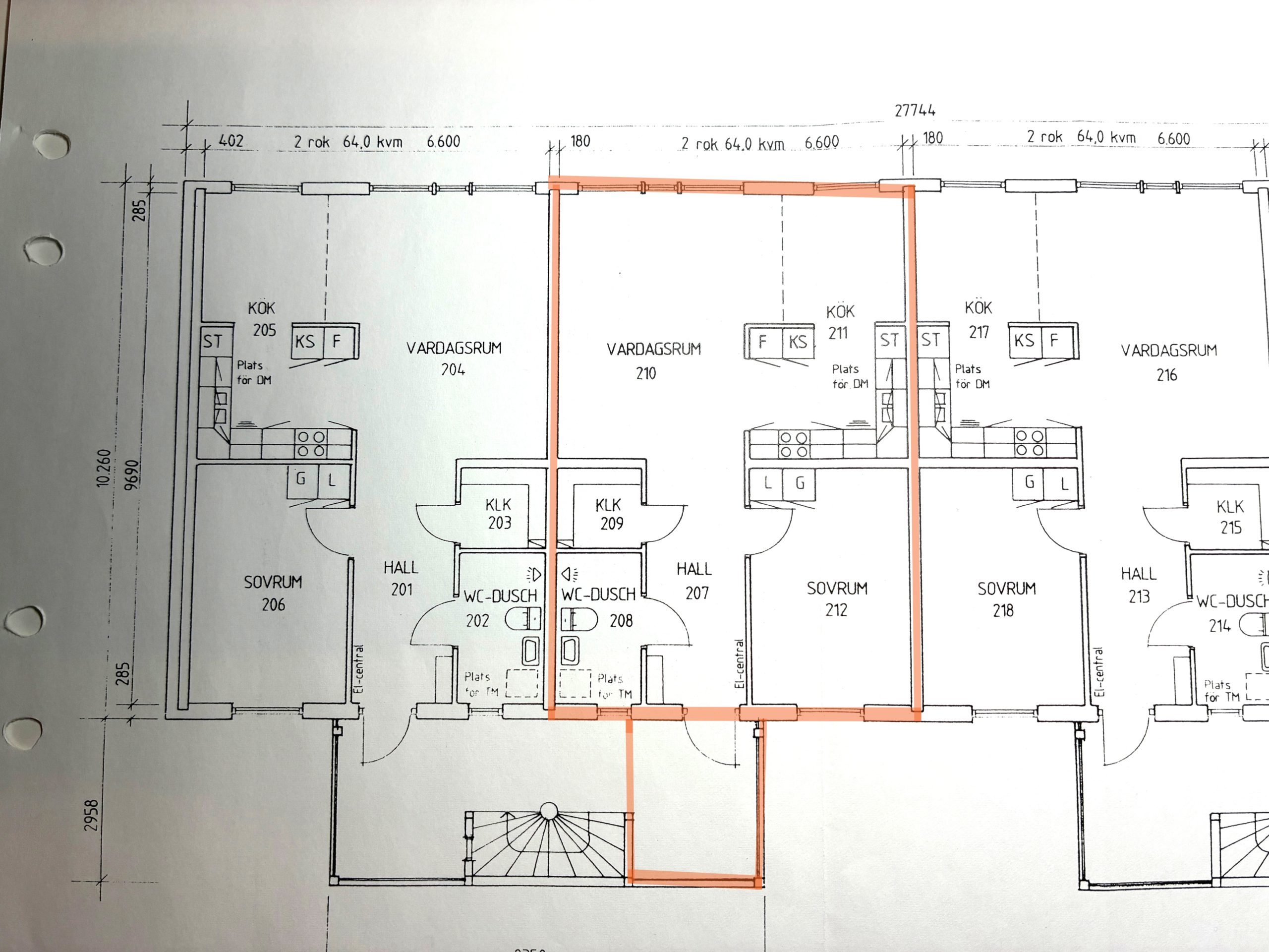 Planlösning för ett flerfamiljshus med flera markerade rum och mått. En lägenhet är markerad med orange markering, vilket markerar dess rum och planlösning.