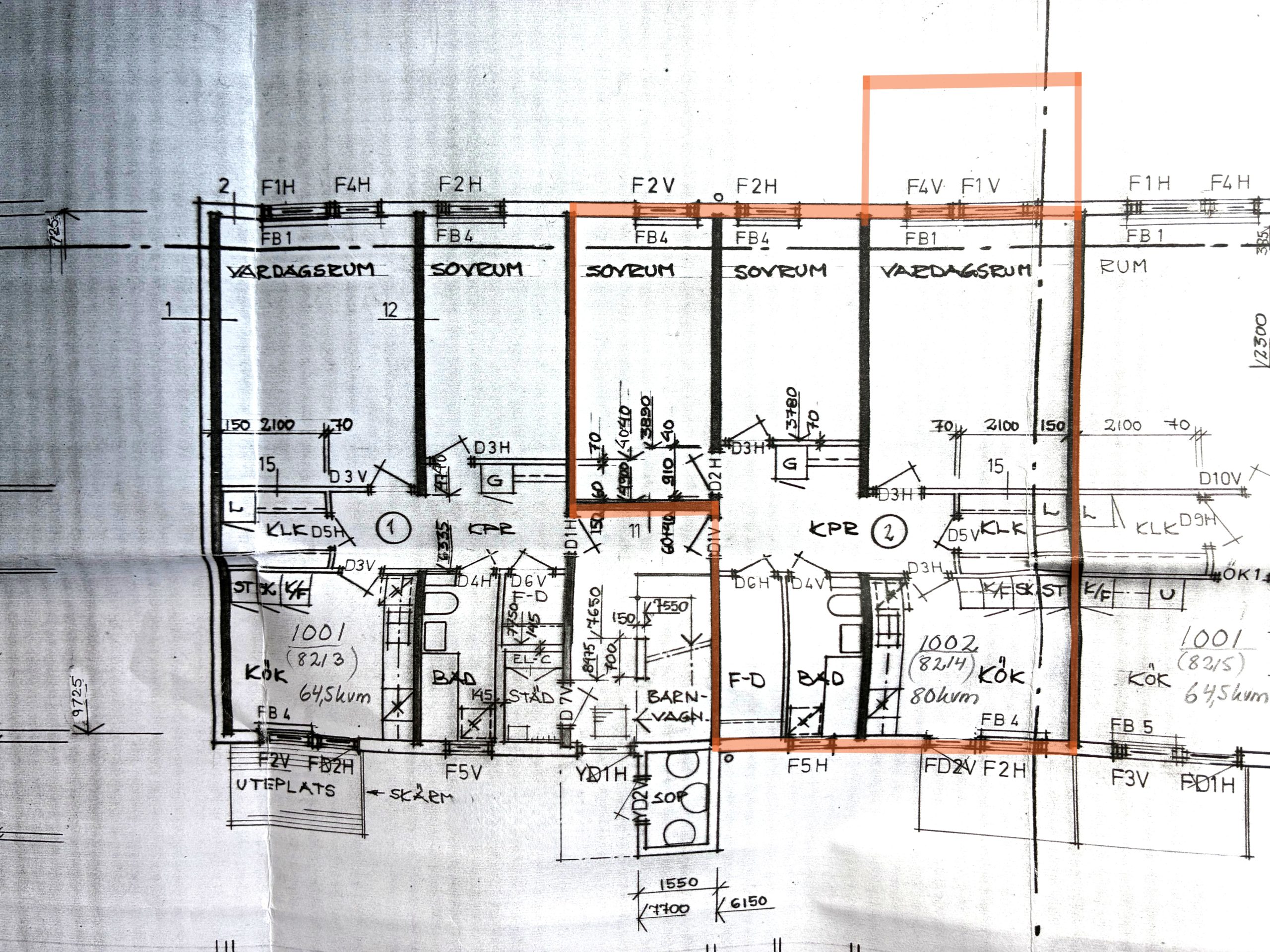 Planlösning för ett flerfamiljshus med flera markerade rum och mått. En lägenhet är markerad med orange markering, vilket markerar dess rum och planlösning.