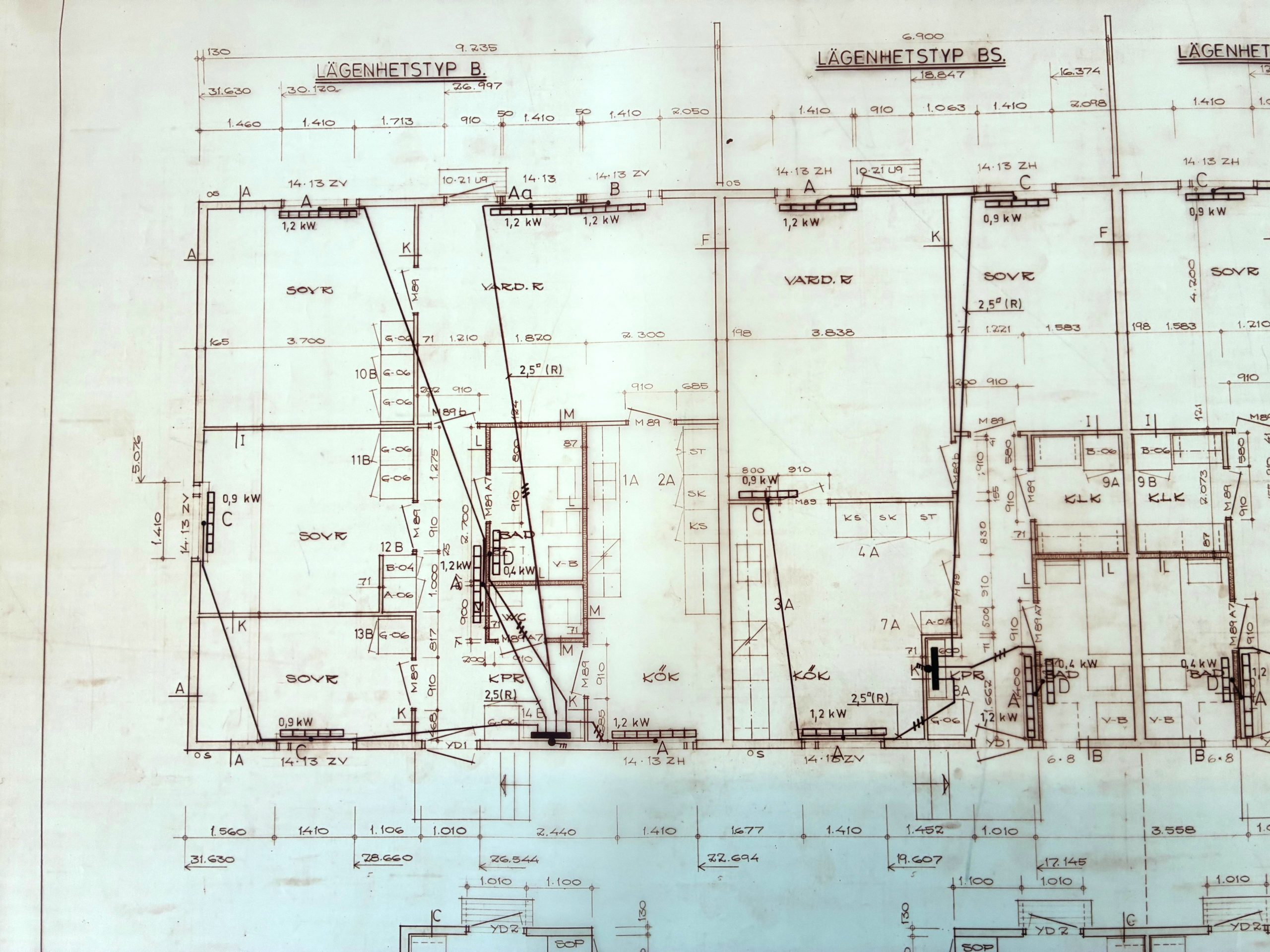 Planlösning för ett flerfamiljshus med flera markerade rum och mått.
