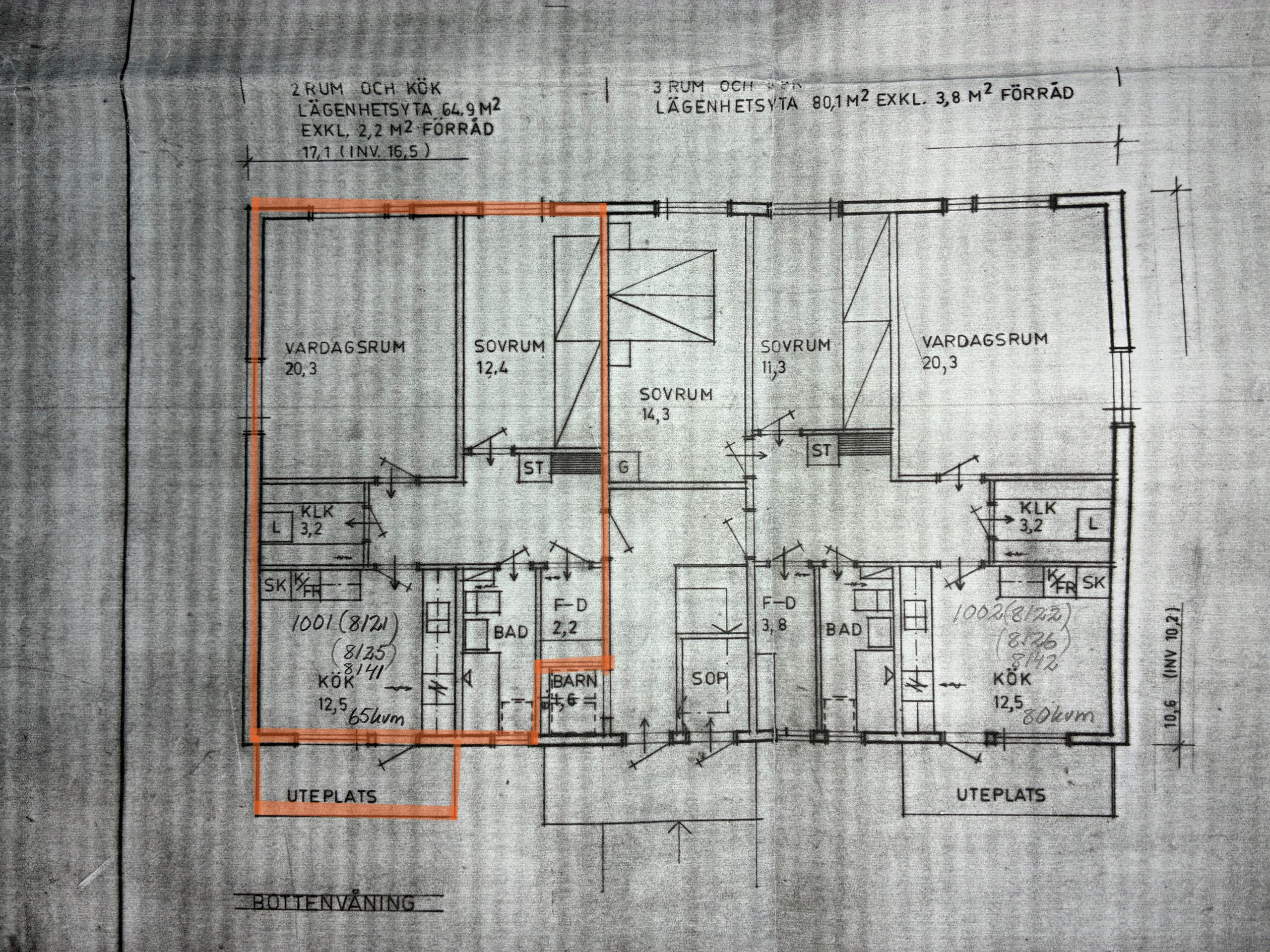 Planlösning för ett flerfamiljshus med flera markerade rum och mått. En lägenhet är markerad med orange markering, vilket markerar dess rum och planlösning.