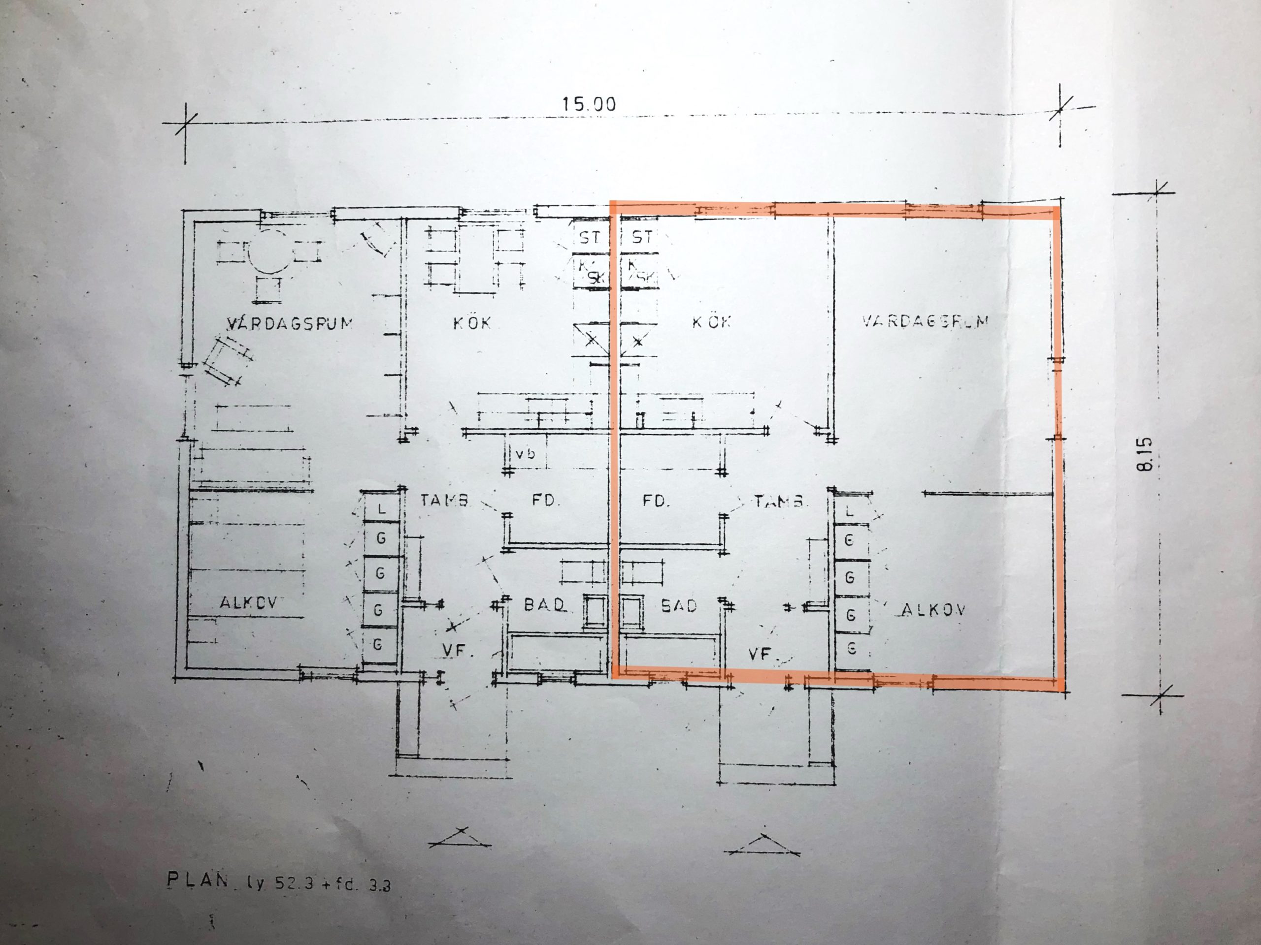 Planlösning för ett parhus med flera markerade rum och mått. En lägenhet är markerad med orange markering, vilket markerar dess rum och planlösning.