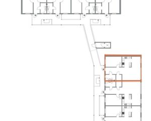 Ritning av en fastighet. Ritningen visar delar av 4 flera lägenheter varav en är markerad med orange färg.